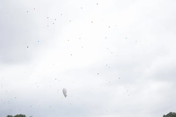 Grupa wielobarwny helu wypełnione balony na niebie — Zdjęcie stockowe