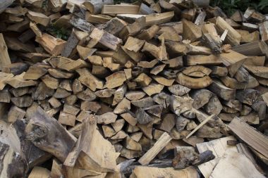 Yakacak odun yığını. Kış için yakacak odun hazırlanması. Arka plan