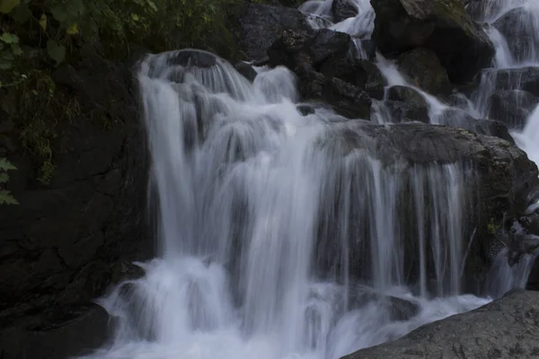 Papel de parede bonito de cachoeira, fluxo de leite rápido fluxo. Abkhazia rio de montanha rochoso na floresta. Cachoeira — Fotografia de Stock