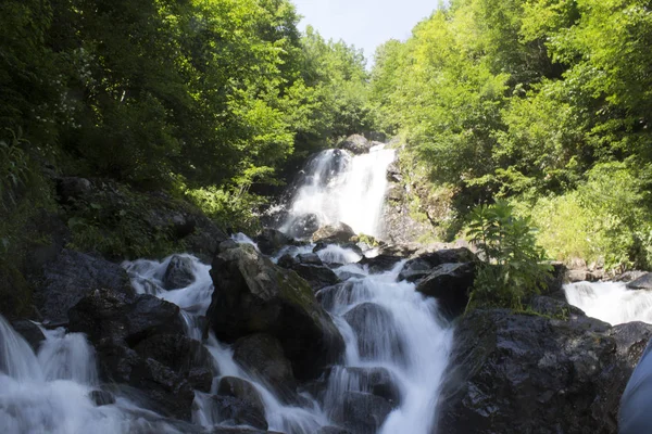 Papel de parede bonito de cachoeira, fluxo de leite rápido fluxo. Abkhazia rio de montanha rochoso na floresta. Cachoeira — Fotografia de Stock