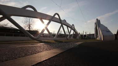 Toulouse, Fransa bir köprüyü geçtikten tramvay