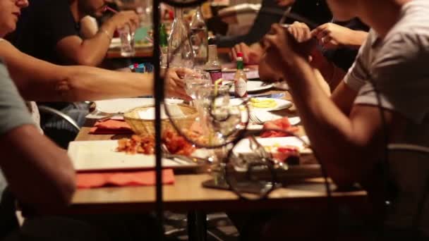 Groupe de personnes mangeant dans un restaurant — Video