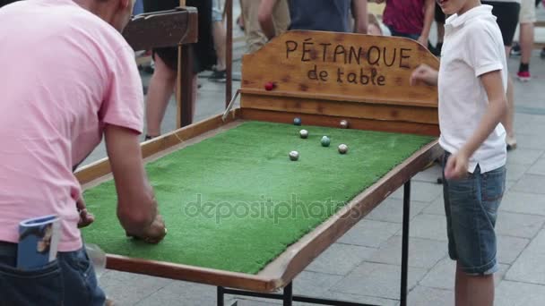 Familiespel van tabel petanque — Stockvideo