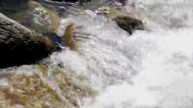 kayaları çalışan su