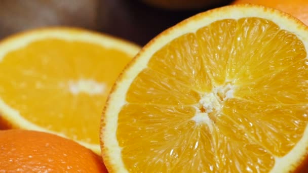 Saftige, gelb geschnittene Orangen — Stockvideo