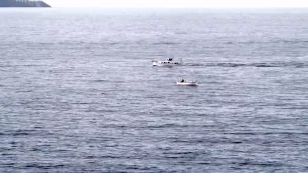 Küçük balıkçı tekneleri Akdeniz'de — Stok video