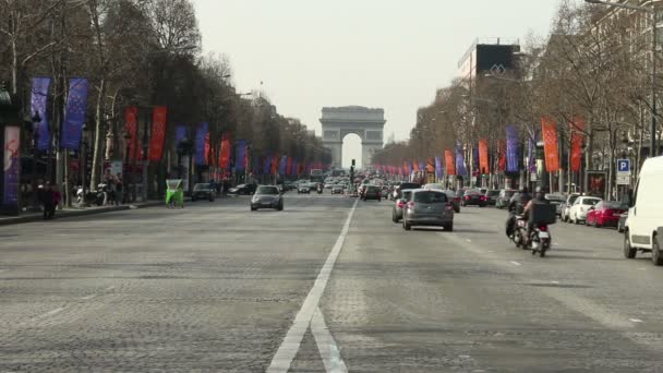 Avenue Champs Elysées s arc de l'Etoile v Paříži dne 12. března 2017 — Stock video