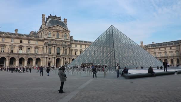 Moderní ocel a sklo pyramida v Louvru v Paříži dne 12. března 2017 — Stock video