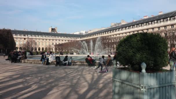 Vida da cidade em Paris no Palais Royal gardens em 12 de março de 2017 — Vídeo de Stock