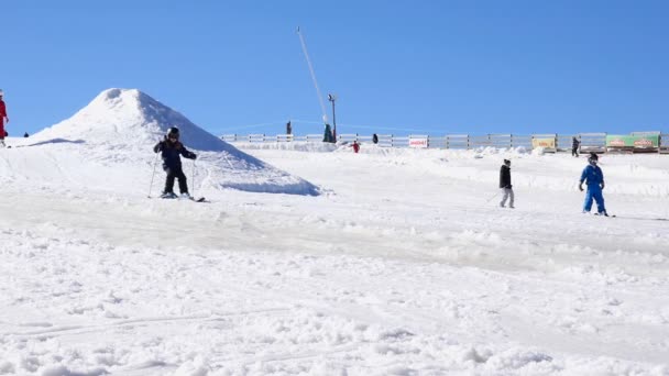 Stazione sciistica per famiglie Les angles in inverno l '11 gennaio 2017 — Video Stock