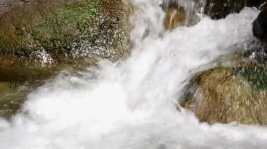 kayaları çalışan su