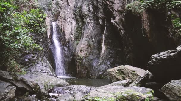 Agua que fluye a través de rocas — Vídeos de Stock