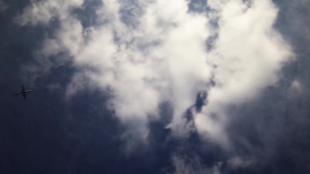 Avión en un cielo nublado — Vídeo de stock