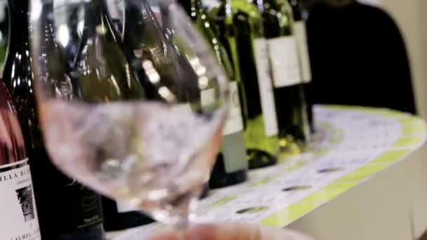 Wijn proeven met flessen in een restaurant van Perpignan op 11 september 2016 — Stockvideo