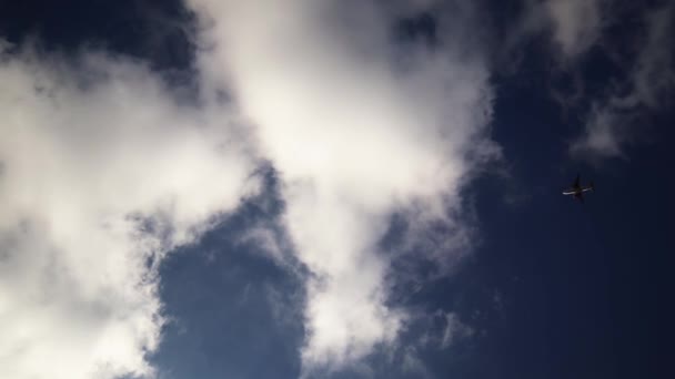 Самолет в облачном небе — стоковое видео