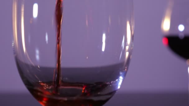 Wijn in een glas gieten — Stockvideo