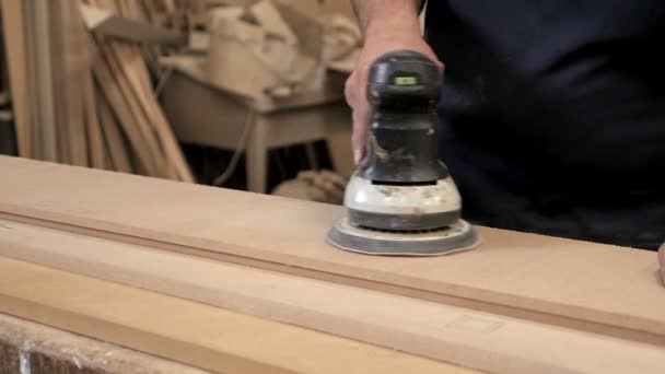 Möbeltischler arbeitet an Holz — Stockvideo