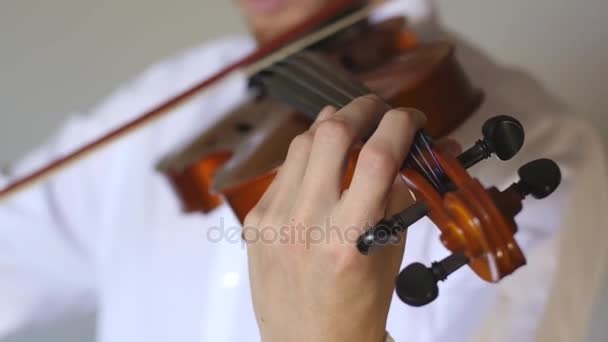 Uomo in camicia bianca che suona il violino — Video Stock