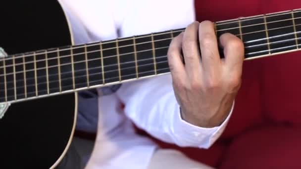 Άνθρωπος που παίζει κιθάρα — Αρχείο Βίντεο