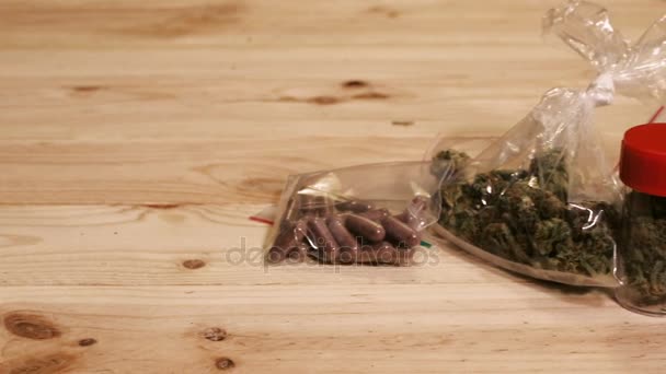 Marihuana hierba y pastillas — Vídeo de stock