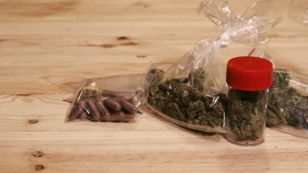 Marihuana onkruid en pillen — Stockvideo