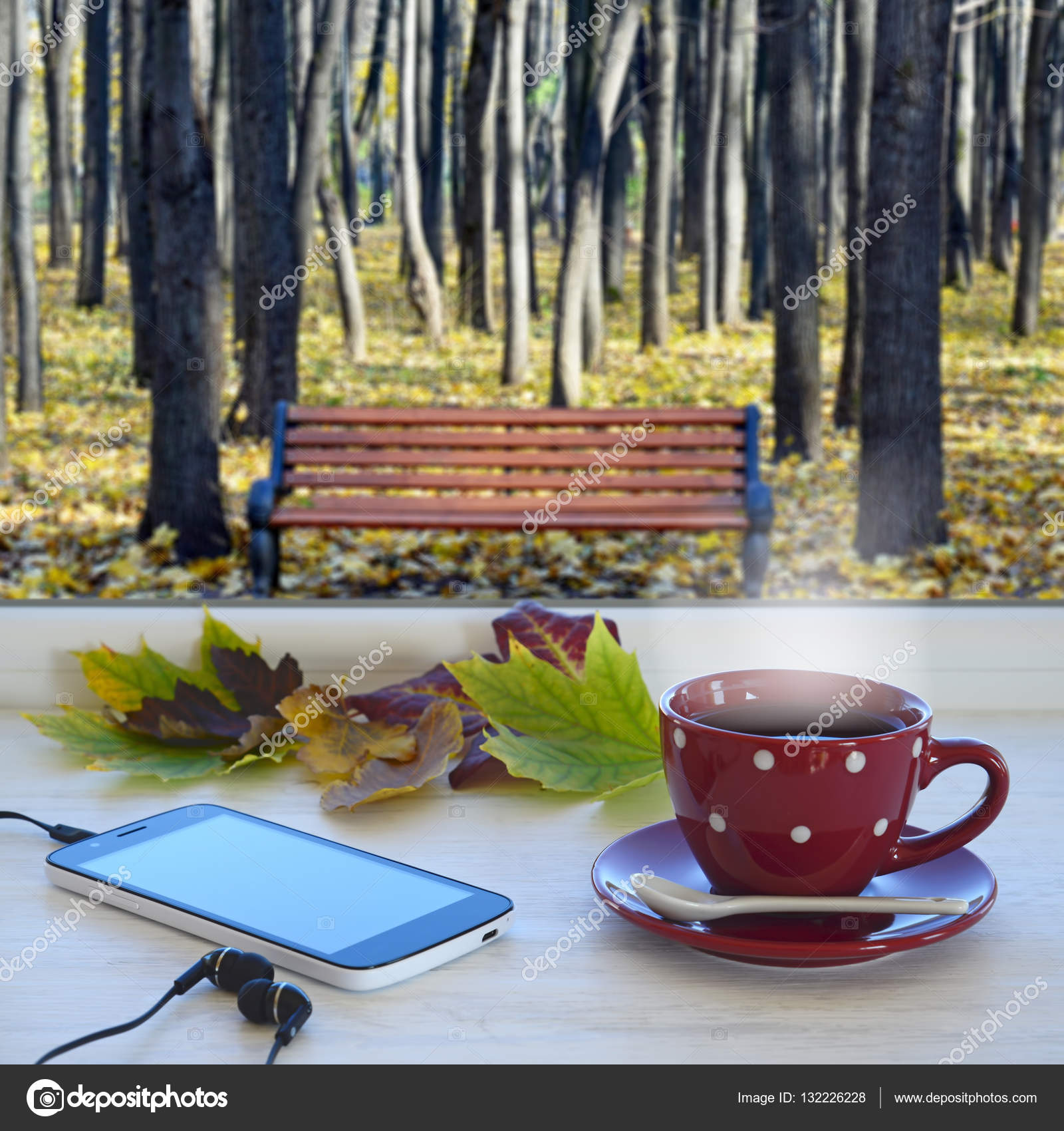 Fincan kahve, smartphone, kulaklık ve sonbahar bir pencere üzerinde