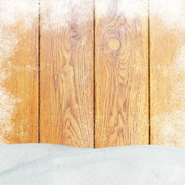 Fond en bois de pin de Noël avec chutes de neige et dérive de neige. Vue avec espace de copie — Photo