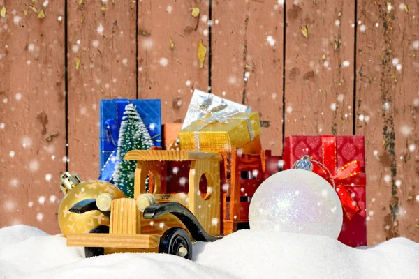 Natale background.Toy camion con regali, abete di Capodanno e palle nella neve — Foto Stock