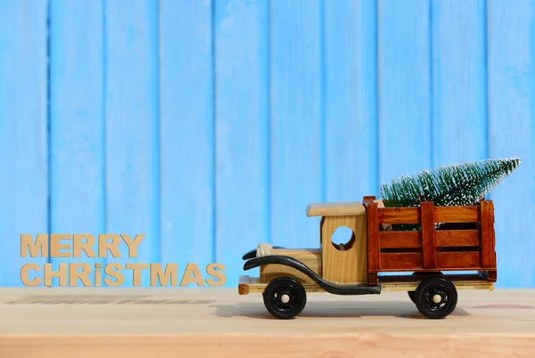 Christmas background.Toy truck carries gifts and a Christmas tree — Stock Photo, Image