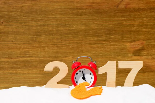 Gallo rojo, símbolo de 2017 en el calendario chino. Piruleta en forma de gallo rojo sobre fondo de madera — Foto de Stock
