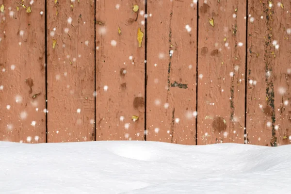 Fondo de invierno con nevadas en la antigua pared del granero de madera y deriva de nieve — Foto de Stock