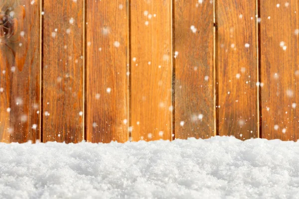 Fondo invernale con nevicate sulla vecchia parete di legno fienile e cumulo di neve — Foto Stock