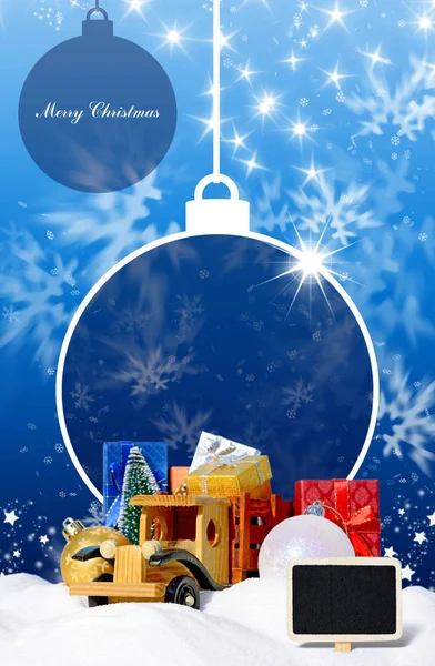 Oyuncak kamyon Araba, hediyeler, yılbaşı köknar ve kar topları ile Noel arka plan mavi — Stok fotoğraf
