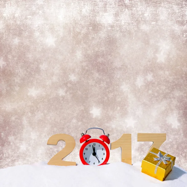 Feliz año nuevo 2017 fondo de saludo. Números 2017 y despertador en una deriva de nieve sobre un fondo grunge — Foto de Stock