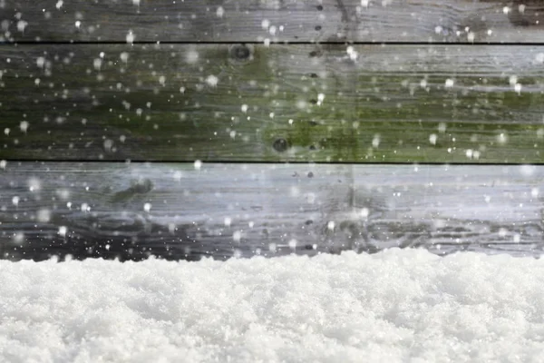 Fundo de madeira velha com queda de neve e snowdrift — Fotografia de Stock