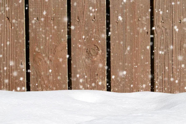 Fundo de madeira velha com queda de neve e snowdrift — Fotografia de Stock