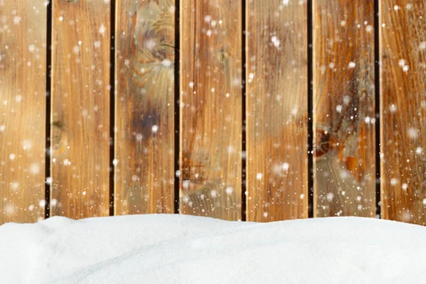Fundo de madeira velha com queda de neve e snowdrift — Fotografia de Stock