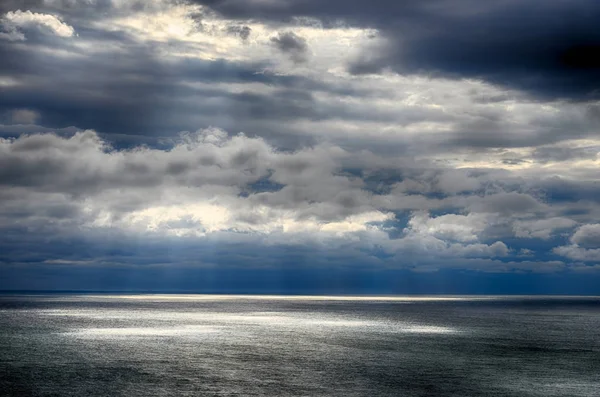 Krásná obloha nad mořem po bouři. Vysoký dynamický rozsah fotografií — Stock fotografie