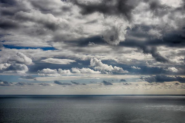 Hermoso cielo sobre el mar después de la tormenta. Foto de alto rango dinámico — Foto de Stock