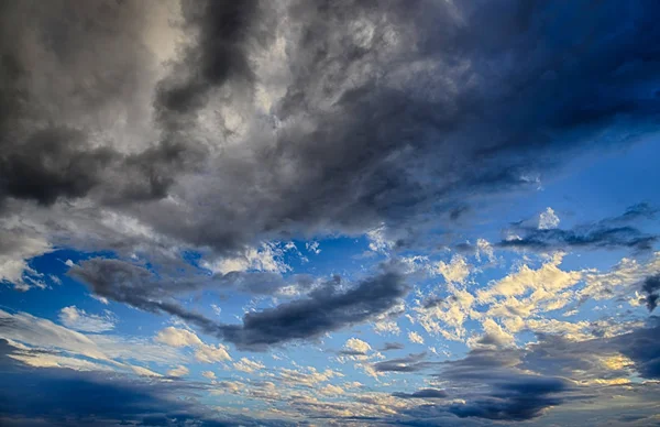 Bright blue sky with cumulus white clouds. HDR photo — Stock Photo, Image