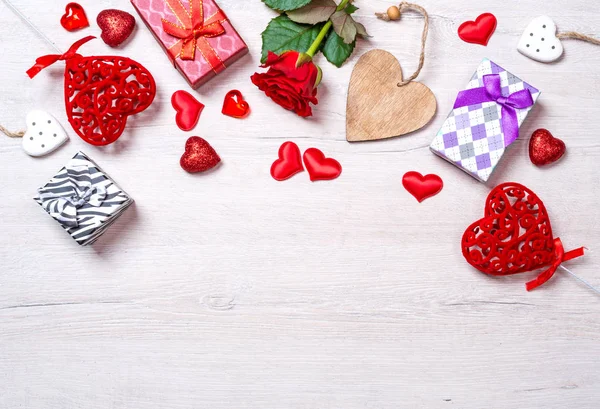 Fond blanc en bois avec cœurs rouges, cadeaux et roses. Le concept de Saint-Valentin — Photo