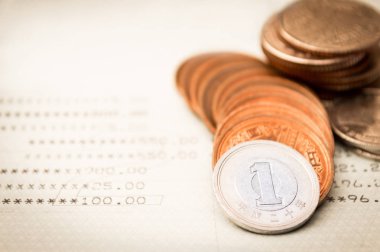 Yen sikkeleri üzerinde hesap kitap Finans ve iş kavramı için satırları.