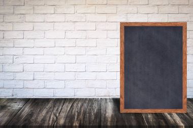 Kara tahta ahşap çerçeve blackboard işareti menü ahşap masa üzerinde döşeme beyaz duvar arka plan kopya alanı ile.