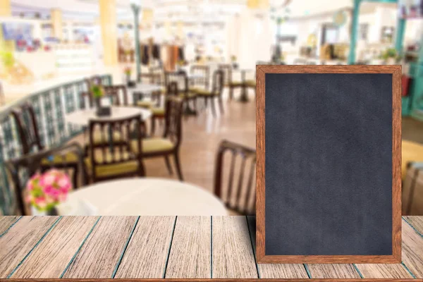 黒板木製フレーム黒板看板メニュー木製テーブルの上. — ストック写真
