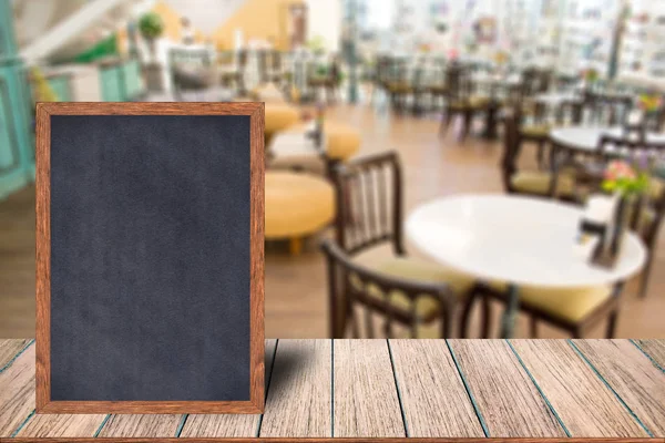 Panneau de panneau de panneau de panneau de cadre en bois de tableau noir sur la table en bois . — Photo