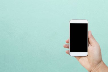 Boş ekran ile beyaz cep telefonu tutan el görüntü kadar alay.