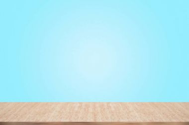 Boş ahşap masa pastel renk arka plan üzerinde en iyi..