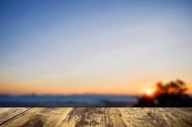 Boş ahşap masa bulanık görüntü arka plan üzerinde en iyi.