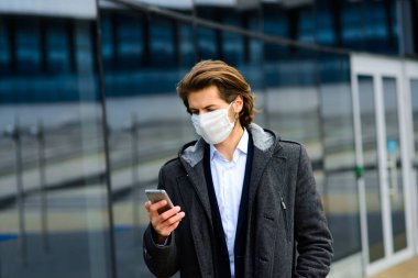 Dışarıda maske takan genç bir adam var. Parası yok, yoksulluk çekiyor, zorluk çekiyor. Karantina, tecrit.