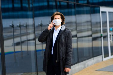 Dışarıda maske takan genç bir adam var. Parası yok, yoksulluk çekiyor, zorluk çekiyor. Karantina, tecrit.